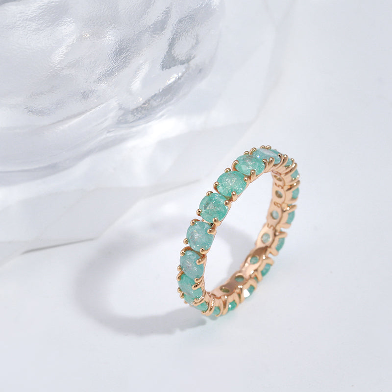 Bague en or luxueuse avec des pierres de zirconia colorées