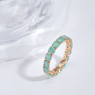 Bague en or luxueuse avec des pierres de zirconia colorées