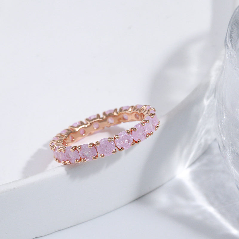 Bague en or luxueuse avec des pierres de zirconia colorées