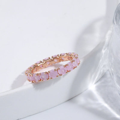Bague en or luxueuse avec des pierres de zirconia colorées