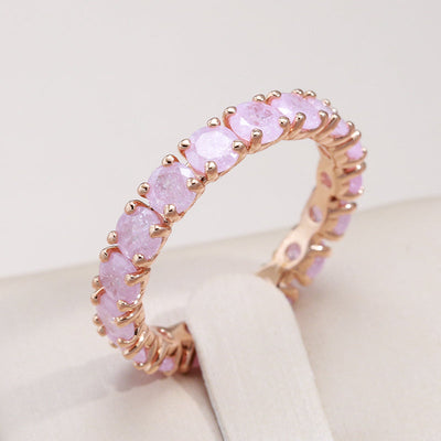 Bague en or luxueuse avec des pierres de zirconia colorées