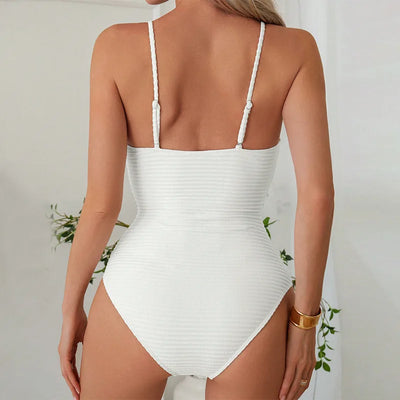 Maillot de bain 1 pièce femme – Décolleté plongeant – Coupe slim – Détail ajouré élégant