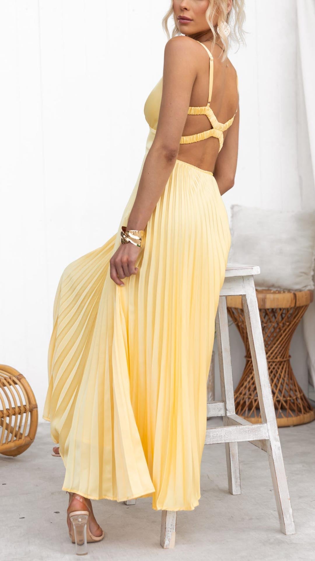 Inaya - Robe longue plissée à col en V