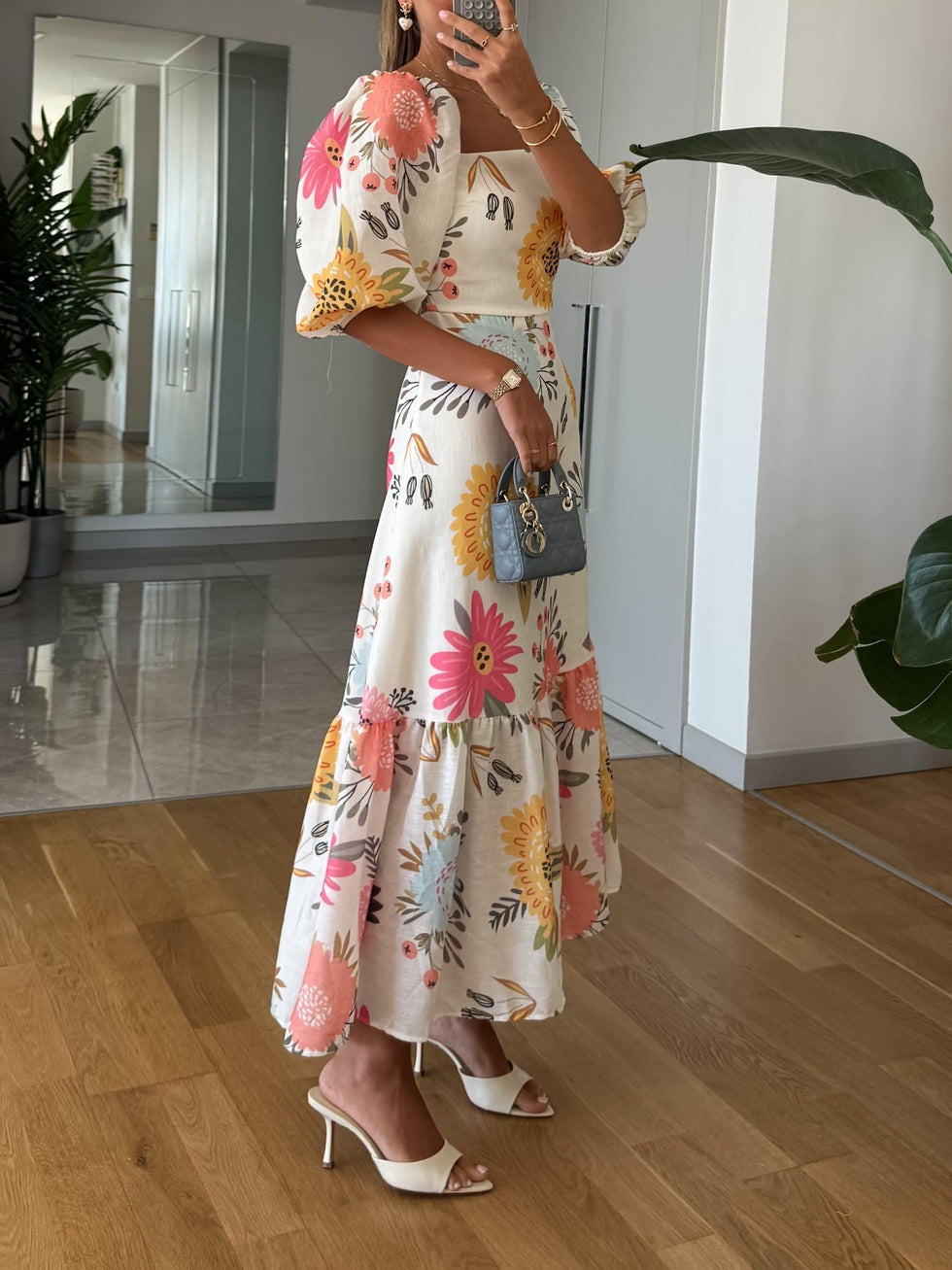 Robe à col carré et manches bouffantes
