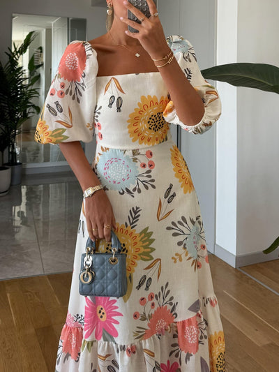 Robe à col carré et manches bouffantes