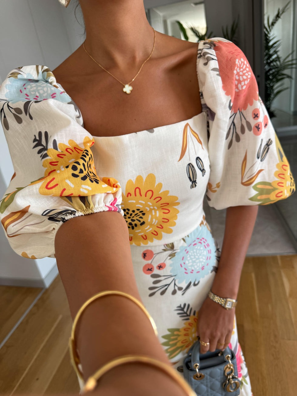 Robe à col carré et manches bouffantes