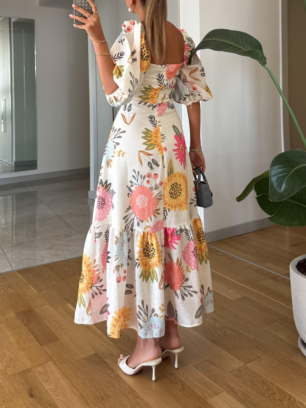 Robe à col carré et manches bouffantes