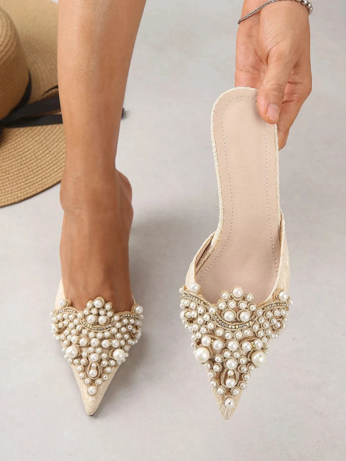Élégantes mules à talon en perles