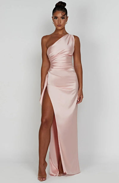 Robe fendue plissée en satin avec une épaule