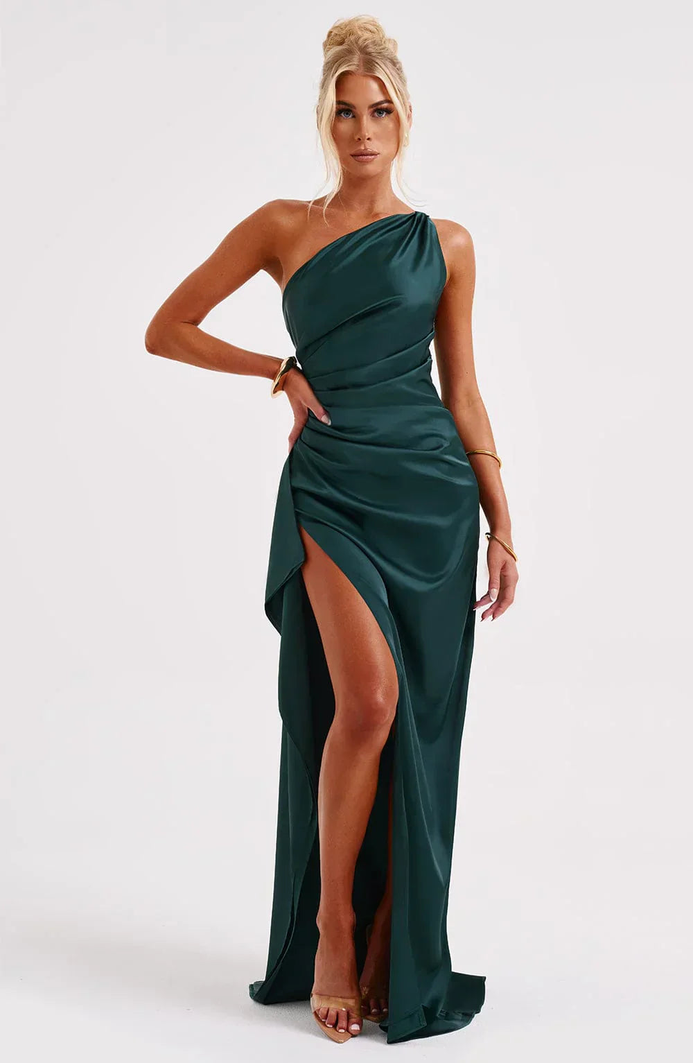 Robe fendue plissée en satin avec une épaule