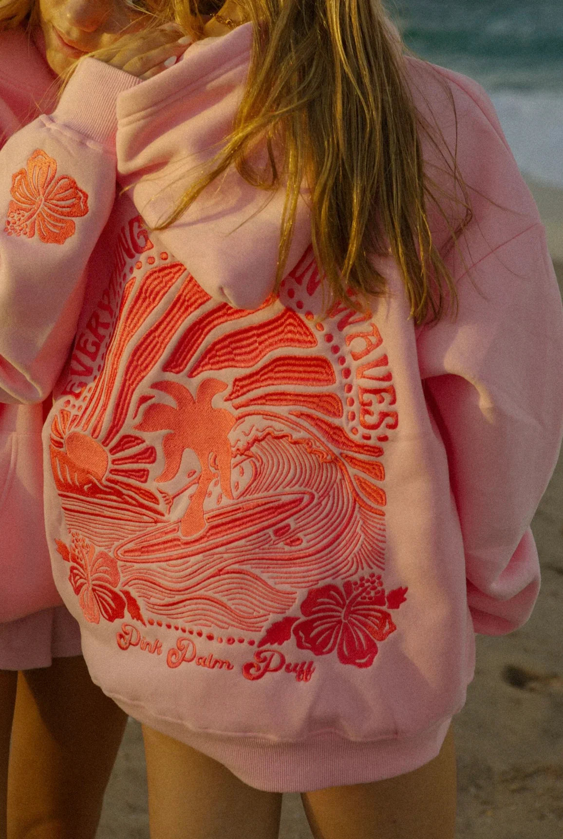 Sweat à Capuche Rose Graphique | Vibes de Plage | Confort Décontracté