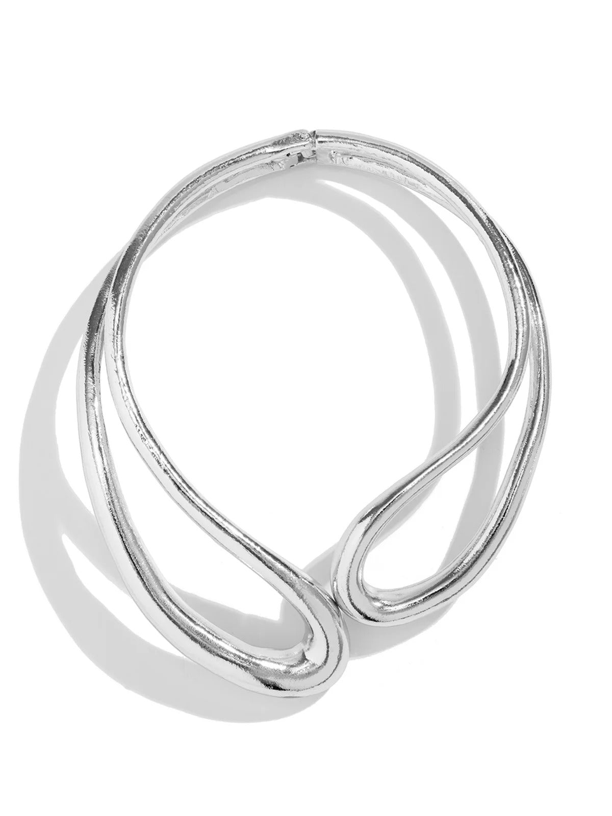 Collier ras du cou géométrique creux exagéré