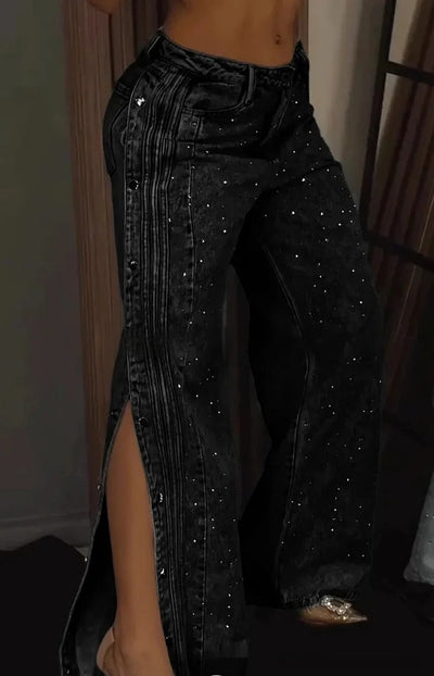 Jean taille haute orné de strass et boutonné sur le côté