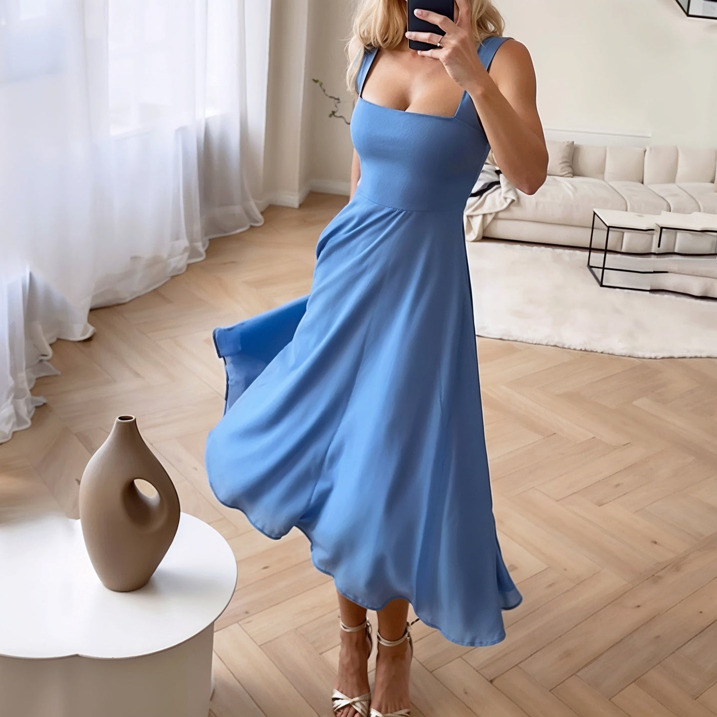 Robe midi femme – Tissu satiné fluide – Décolleté carré – Coupe évasée élégante