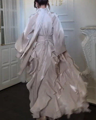 Robe élégante à col haut et volants