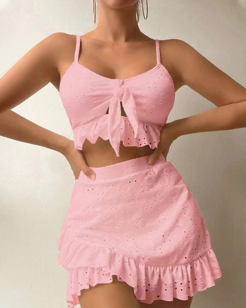Bikini femme – Ensemble deux pièces – Nœud devant – Broderie anglaise – Jupe à volants