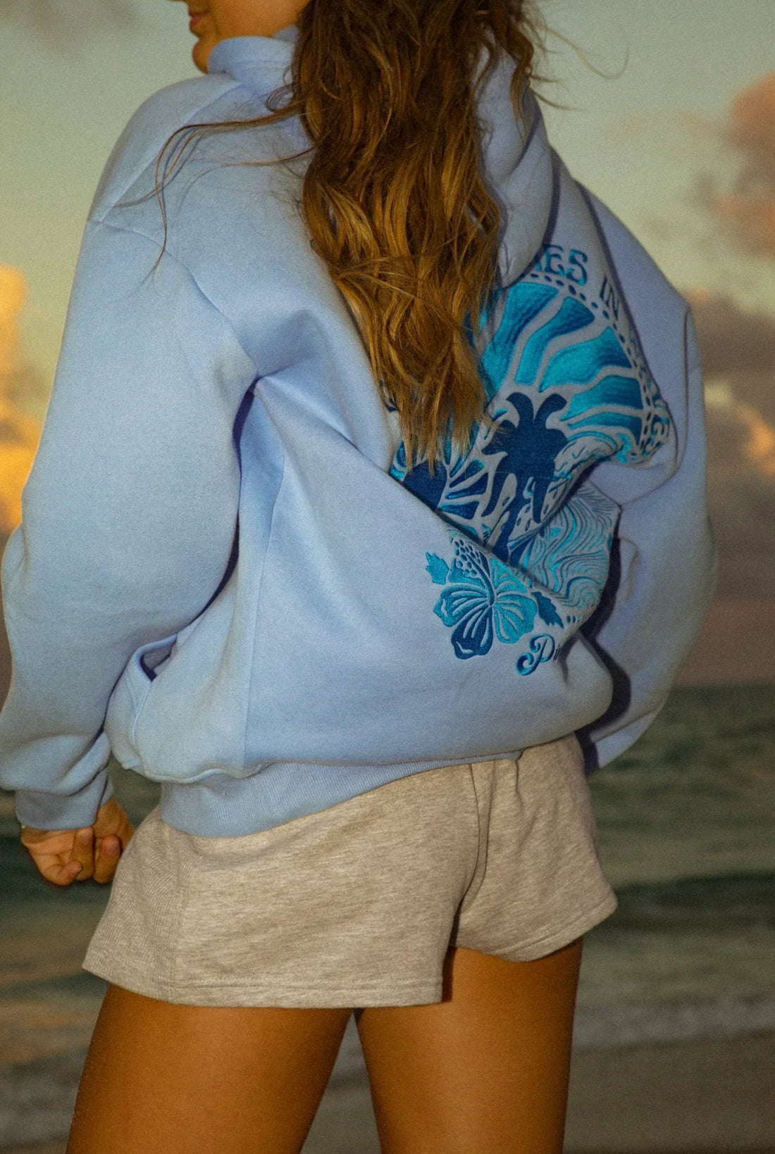 Sweat à Capuche Rose Graphique | Vibes de Plage | Confort Décontracté