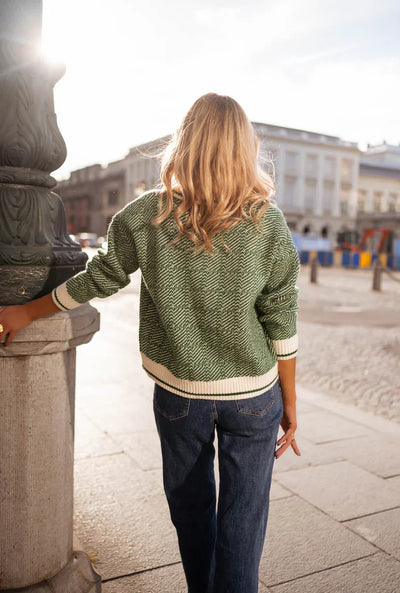 Emilia™ | Pull vert col en V avec revers