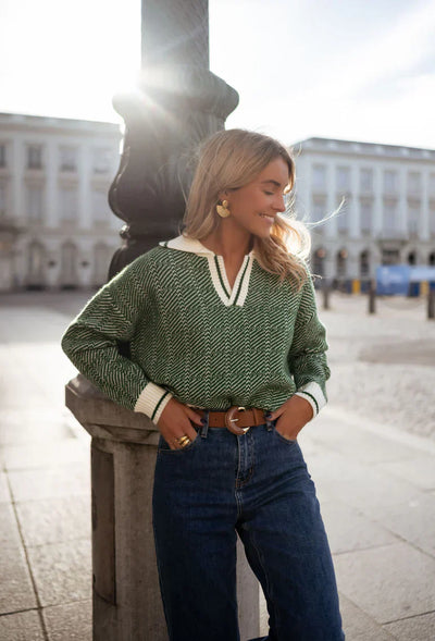 Emilia™ | Pull vert col en V avec revers