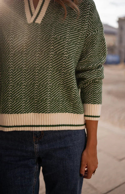 Emilia™ | Pull vert col en V avec revers