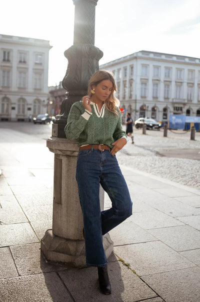 Emilia™ | Pull vert col en V avec revers