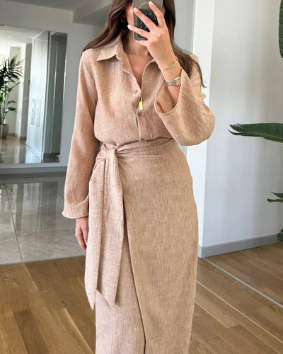 Ensemble chemise à revers et jupe à lacets