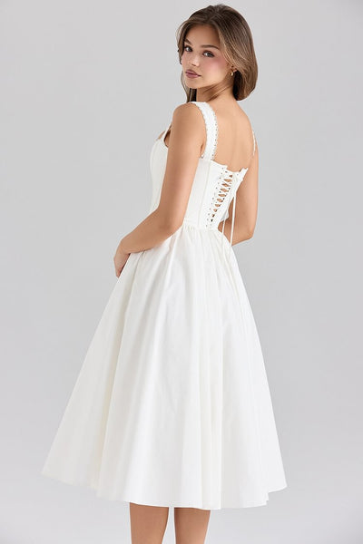Conception de corset avec bretelles larges, robe midi unie