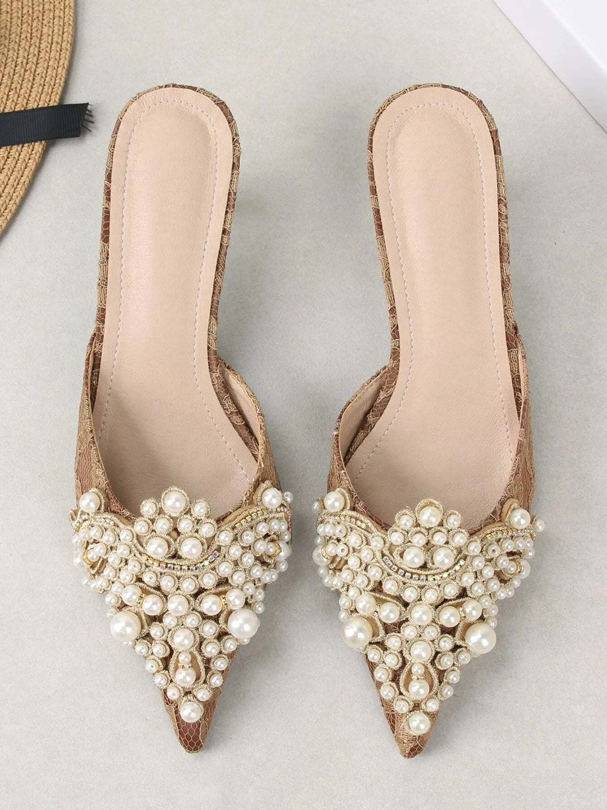 Élégantes mules à talon en perles