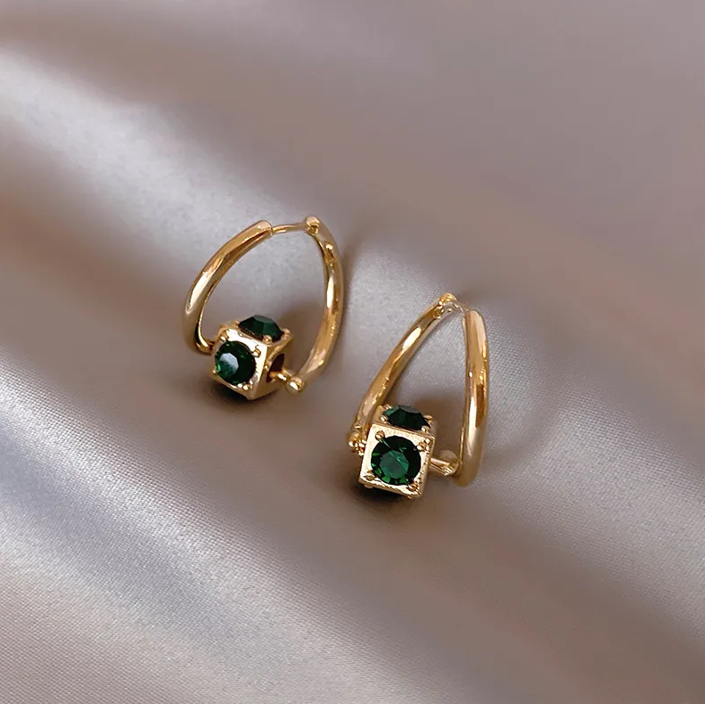 Boucles d'oreilles en or élégantes avec de petites pierres vert foncé