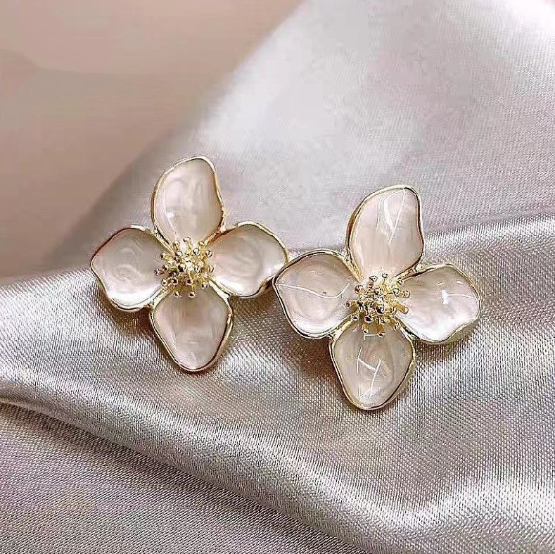 Boucles d'oreilles fleuries avec émail doré élégant