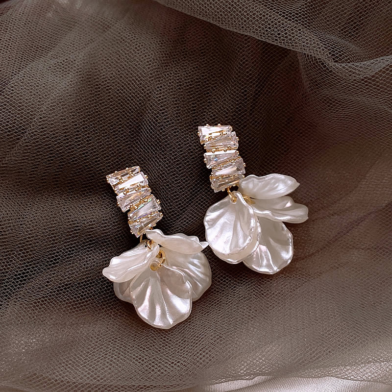 Boucles d'oreilles élégantes en or avec fleurs blanches