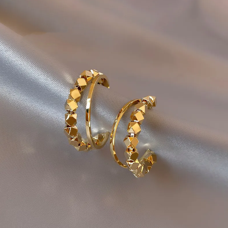 Boucles d'oreilles en or élégantes avec de petits carrés