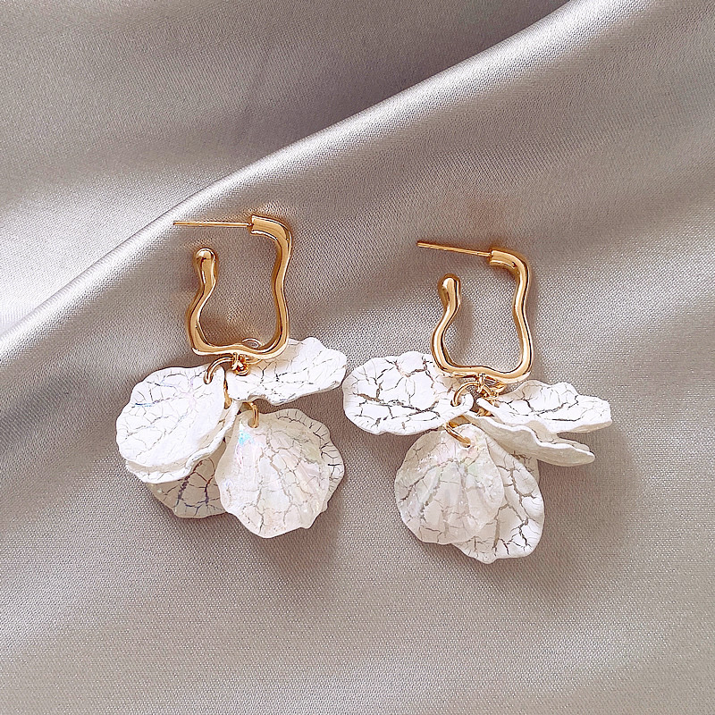 Boucles d'oreilles élégantes avec des pétales blancs