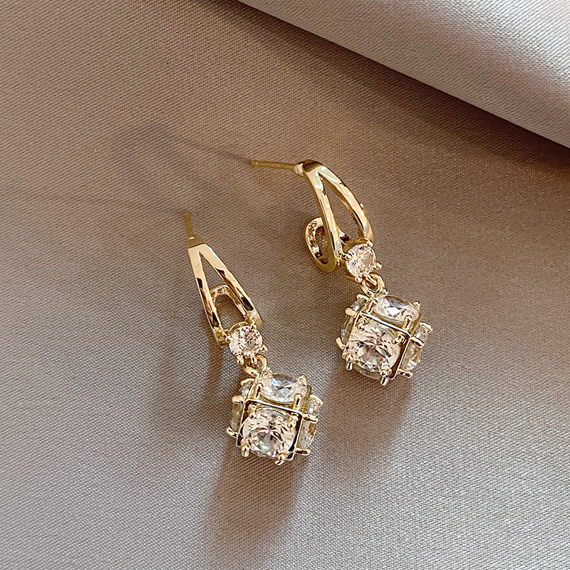 Boucles d'oreilles en or élégantes avec zirconium