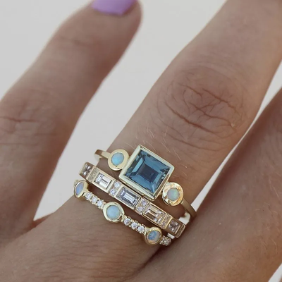 Ensemble de bagues avec des cristaux bleu océan