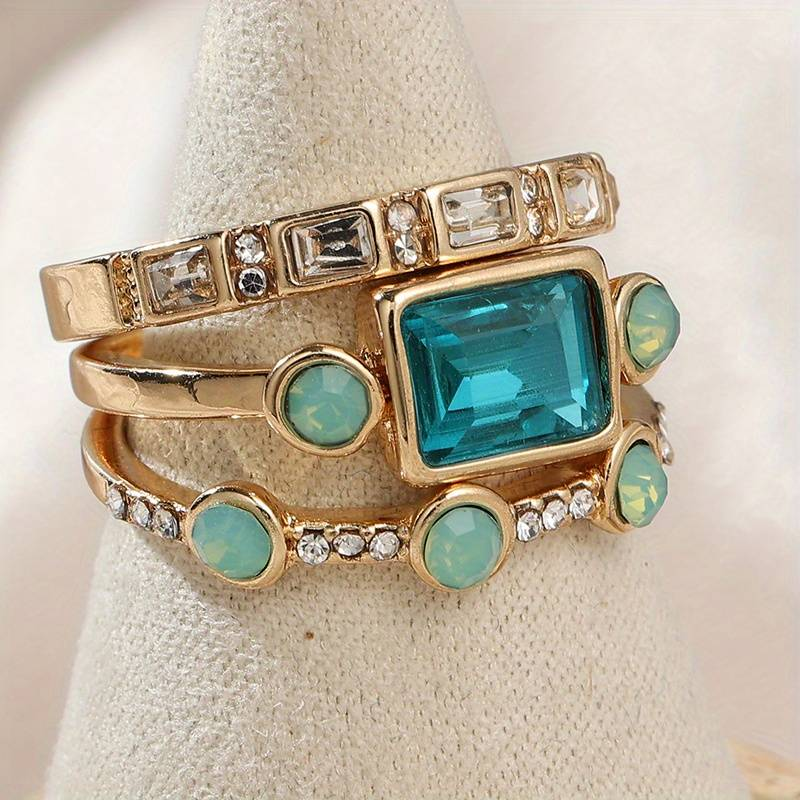 Ensemble de bagues avec des cristaux bleu océan