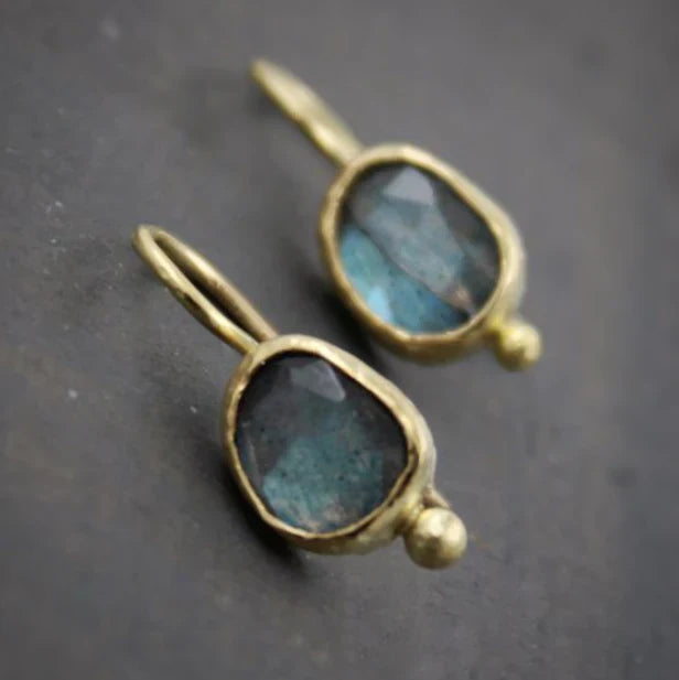 Boucles d'oreilles en or bleu avec des incrustations de pierres