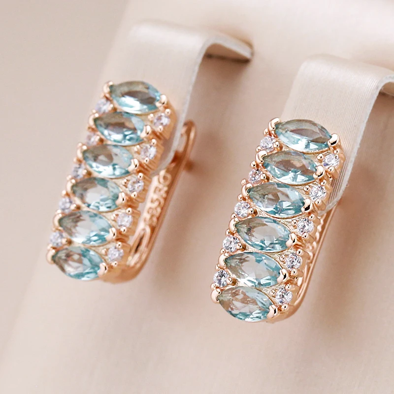 Boucles d'oreilles élégantes et brillantes bleu ciel