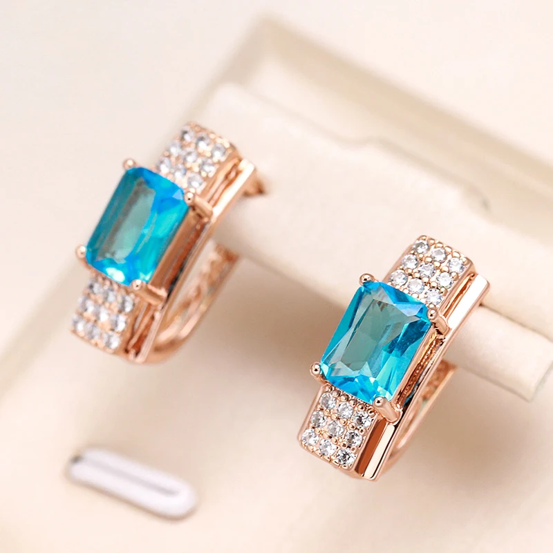 Boucles d'oreilles élégantes en cubes brillants bleu ciel