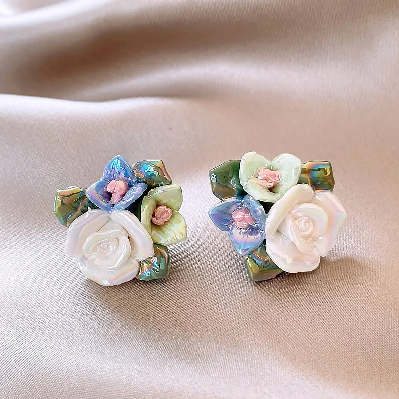 Boucles d'oreilles élégantes à fleurs bleues