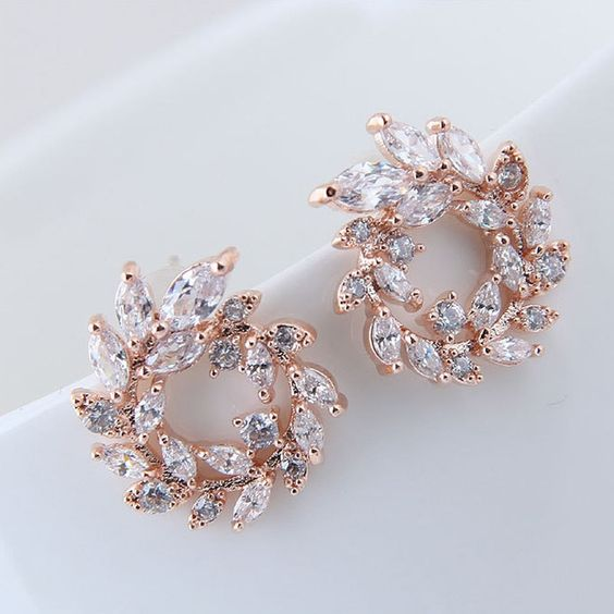 Boucles d'oreilles élégantes avec fleurs en zirconium