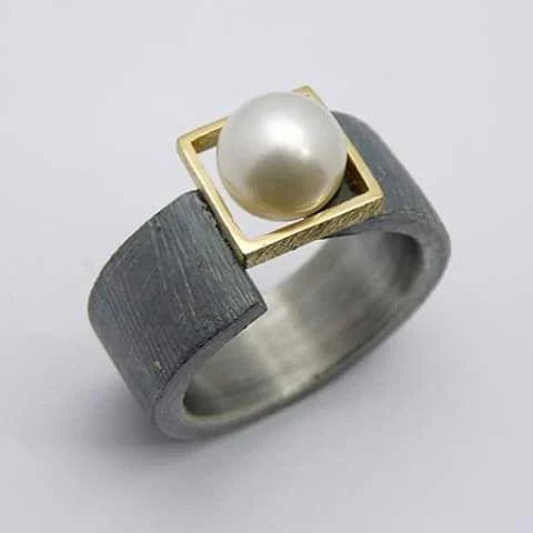Bague sombre avec perle vintage