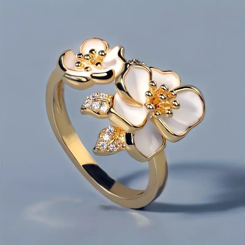Bague avec des fleurs blanches