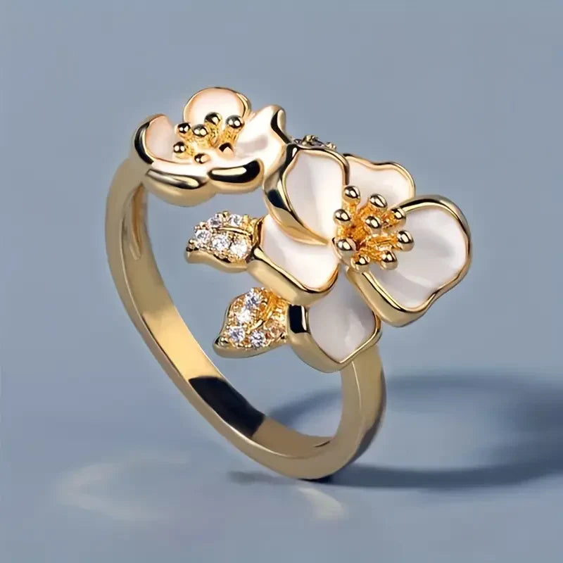 Bague en or à fleurs blanches