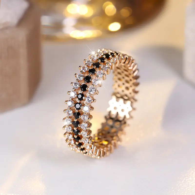 Bague en or avec des cristaux blancs et noirs scintillants