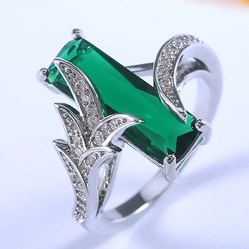 Bague en argent avec un élégant cristal vert