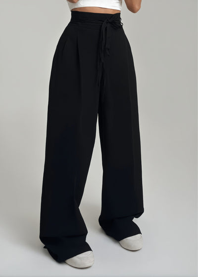 Pantalon large taille haute avec ceinture.