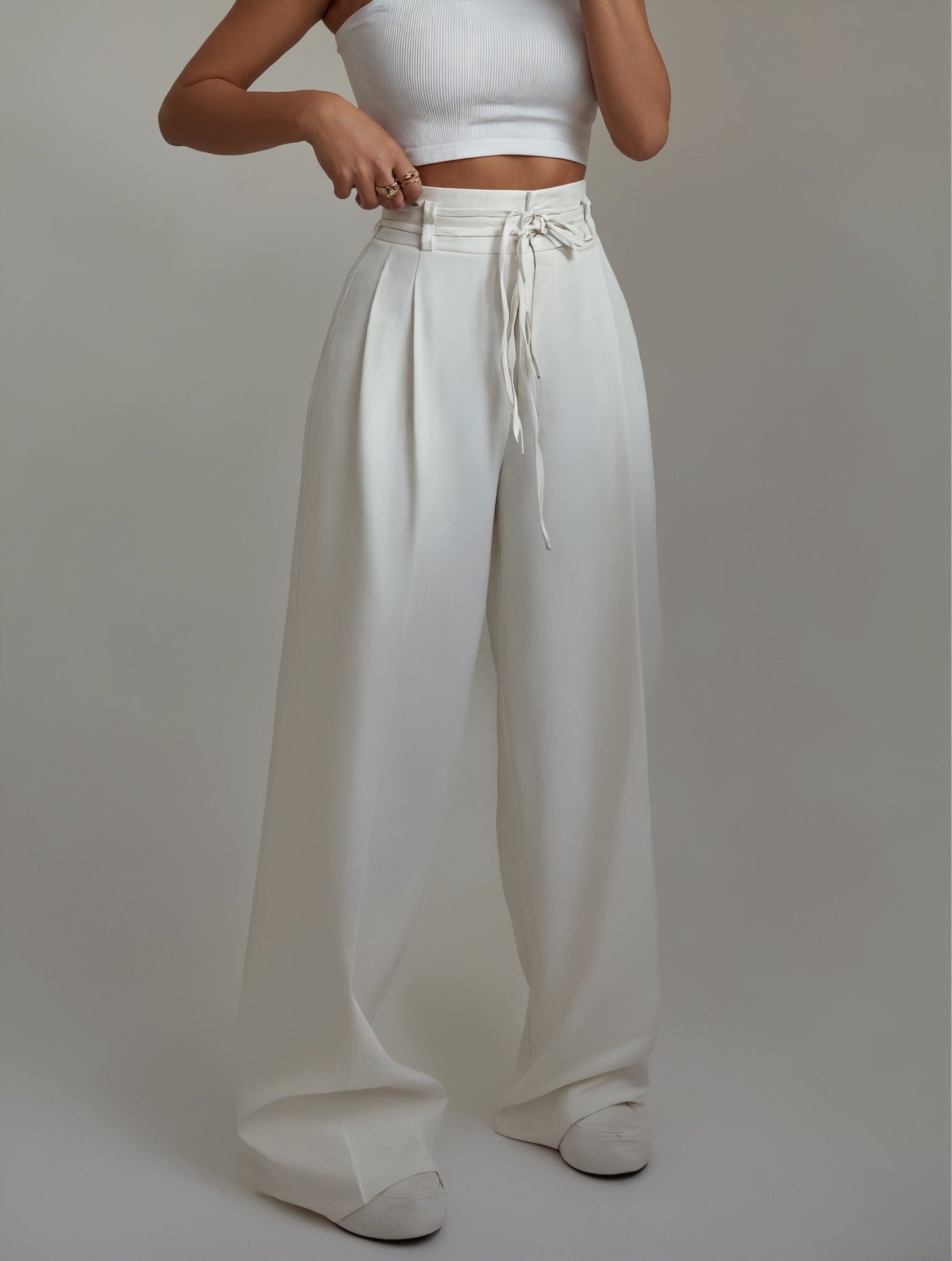 Pantalon large taille haute avec ceinture.