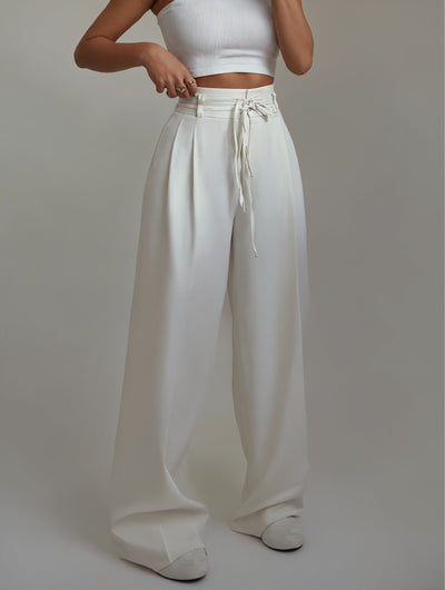 Pantalon large taille haute avec ceinture.