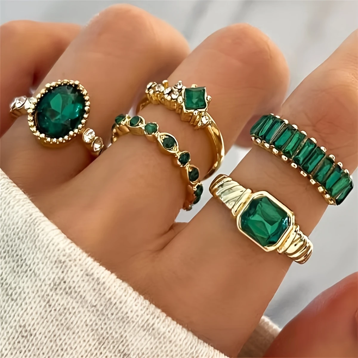 Ensemble de bagues dorées et vertes